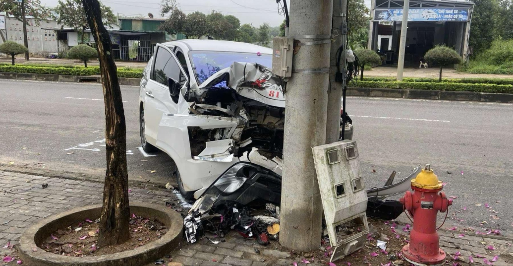  Cột điện phần tiếp giáp với mặt đường bị ô tô đâm toạc - Ảnh: Báo Giao Thông