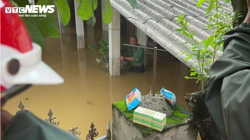  Nhiều người dân ở thị trấn Kiến Giang cho biết, từ ngày lụt đến giờ họ chưa được ăn cơm - Ảnh: VTC News