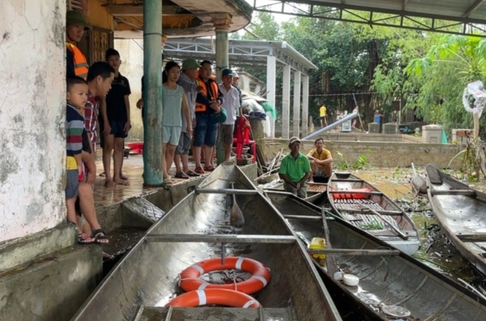  Khu vực trước sân nhà ngập lụt, nơi 2 cháu nhỏ không may đuối nước tử vong - Ảnh: Báo Dân trí