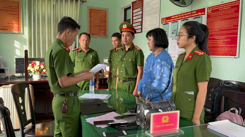  Cơ quan CSĐT tống đạt quyết định đối với bị can Hoàng Thị Kim Châu 