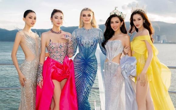  Miss World 2021 Karolina Bielawska, Miss Grand International 2021 Nguyễn Thúc Thùy Tiên cùng với các Hoa hậu Lương Thùy Linh, Tiểu Vy, Đỗ Thị Hà