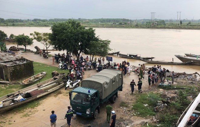  Các lực lượng triển khai tìm kiếm người phụ nữ tự vẫn trên sông - Ảnh: Báo Lao Động