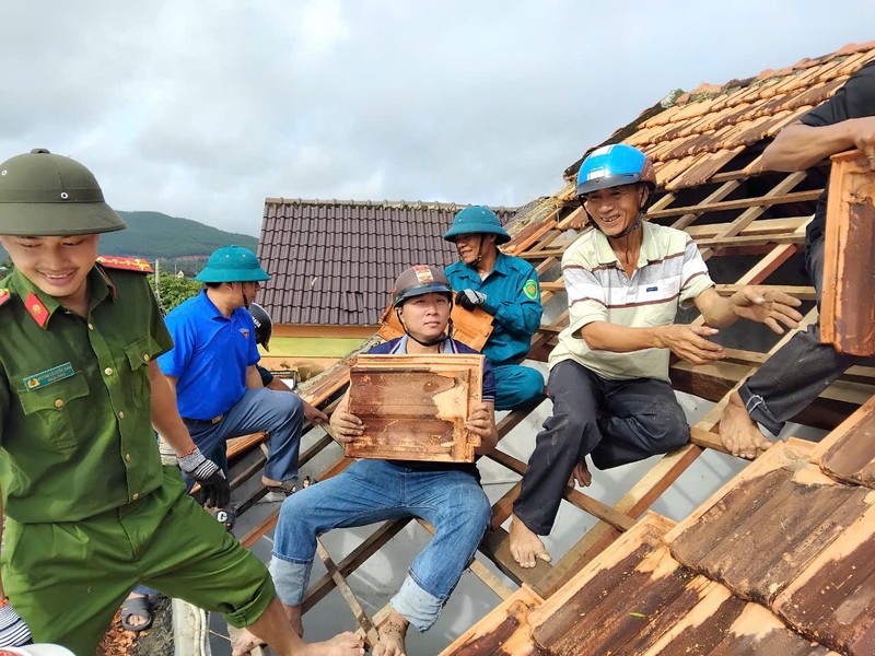  Chính quyền đã triển khai các lực lượng hỗ trợ người dân khắc phục hậu quả, ổn định chỗ ở. Ảnh: Tuệ Minh