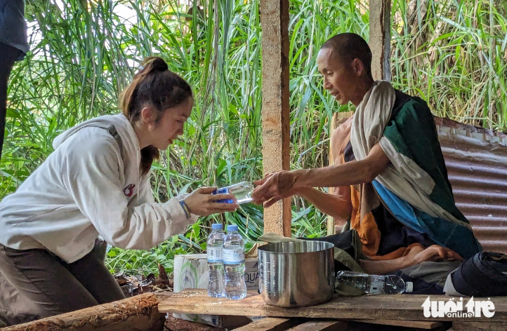  Ông Minh Tuệ cư trú tại căn chòi trong khu vực rẫy của người anh trai ở xã Ia Tô, huyện Ia Grai, Gia Lai hồi tháng 6/2024 - Ảnh: Báo Tuổi Trẻ