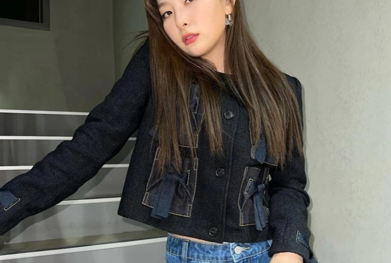  Seulgi tách lẻ áo dạ tweed và quần jeans ống rộng.