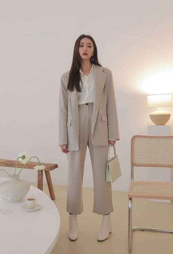  Sự kết hợp giữa blazer và quần âu ống suông cơ bản nhưng không bao giờ lỗi mố