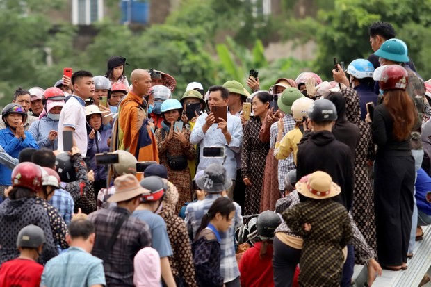  Ông Minh Tuệ bày tỏ, khi đi khất thực không cần người đi theo ồn ào, không đúng với chánh pháp. 