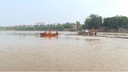  Tính đến sáng nay (20/11), lực lượng chức năng Phú Thọ đã tìm kiếm thấy 5 học sinh lớp 8 mất tích khi ra sông Hồng chơi chiều ngày 18/11 - Ảnh: Báo Dân Việt