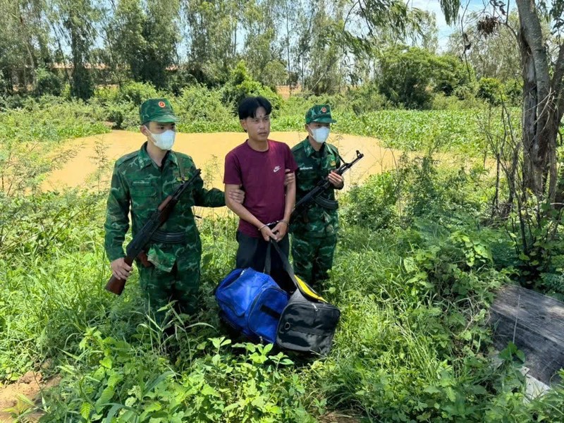   Lực lượng Biên phòng bắt giữ đối tượng Mển cùng tang vật.