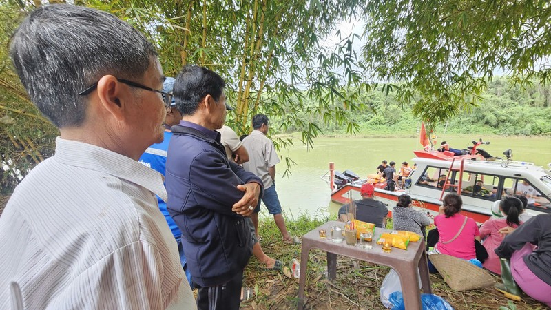   Người thân tập trung bên bờ sông ngóng tin 2 nạn nhân mất tích.