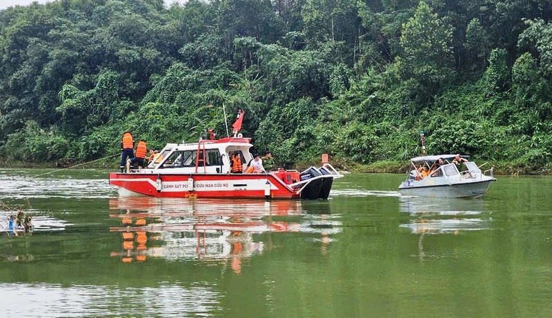   Hơn 100 người được huy động để tìm kiếm các nạn nhân.