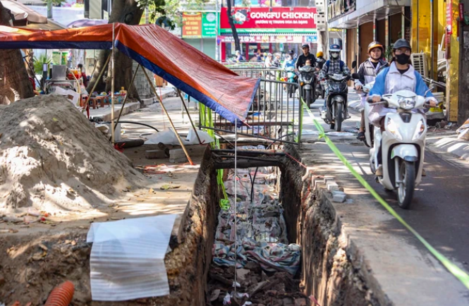  Khu vực thi công tại ngõ 167 Tây Sơn nơi phát hiện 408 tiểu sành, trong đó có nhiều bộ hài cốt - Ảnh: Báo Sức khỏe và Đời sống