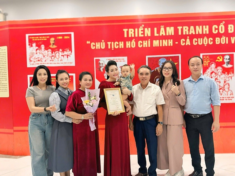  Gia đình chúc mừng Lương Nguyệt Anh giành huy chương vàng. Ảnh: NVCC