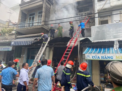  Lực lượng chức năng đang nỗ lực dập lửa, cứu người - Ảnh: Báo Thanh Niên