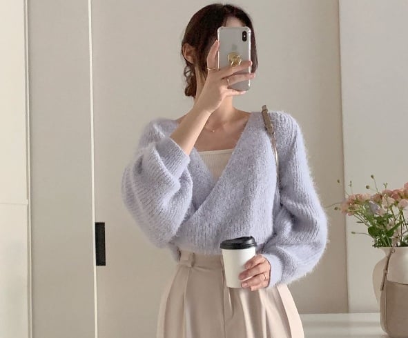  Áo len vạt chéo có nhiều kiểu khác nhau từ áo dệt kim đến cardigan vạt chéo, tất cả đều mang lại sự trẻ trung và hiện đại.