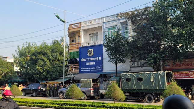  Nhiều thùng cát tông được cho là chứa tài liệu được đưa đi sau đó