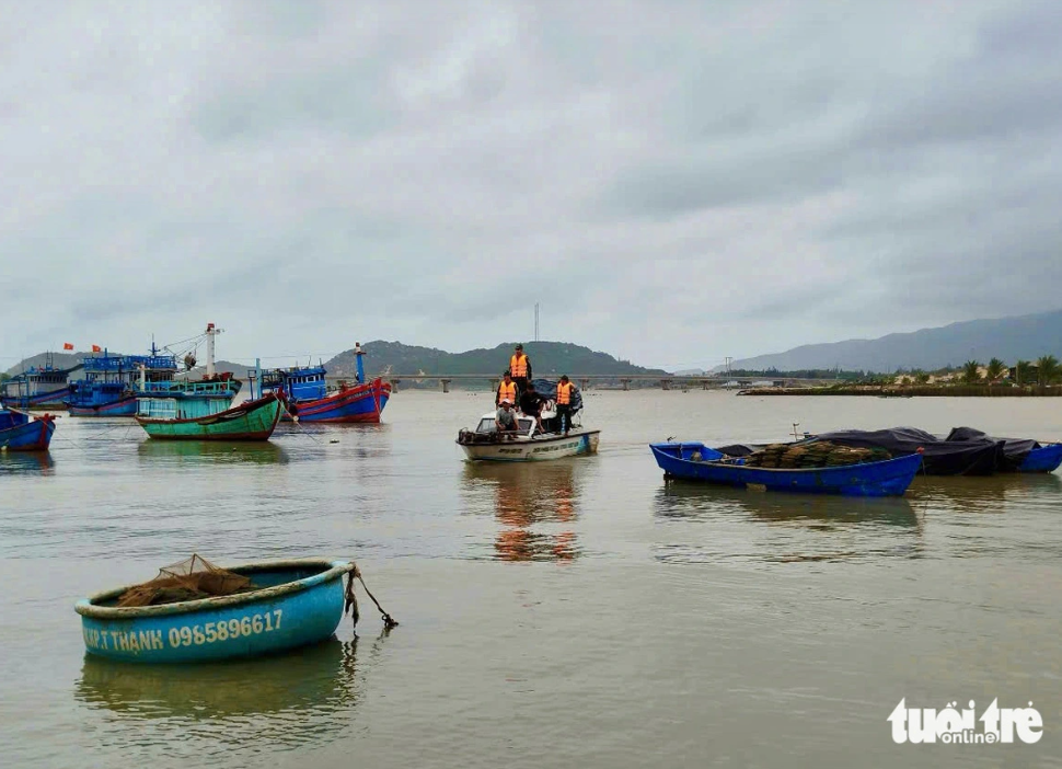  Lực lượng biên phòng tăng cường tìm kiếm trên sông Đà Nông - Ảnh: Báo Tuổi Trẻ