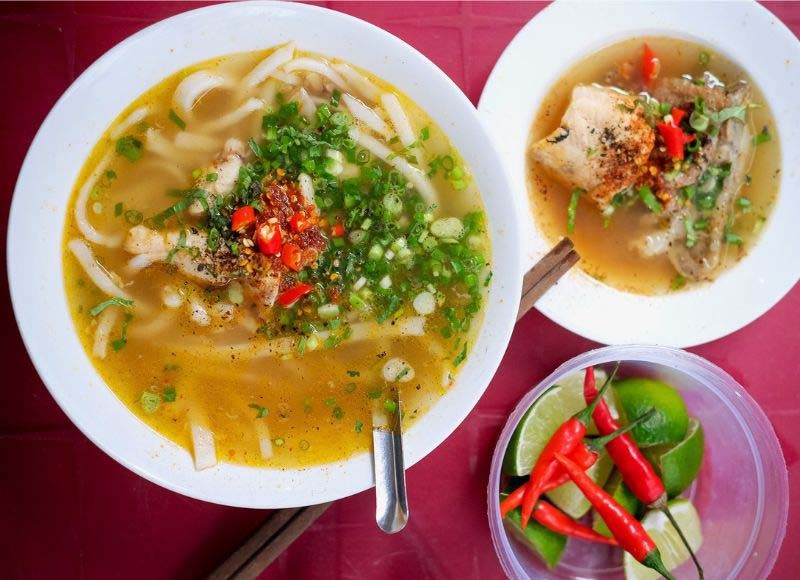  Người ta thường lầm tưởng cháo canh là một loại cháo, nhưng thực tế tên gọi này bắt nguồn từ nước dùng có độ đặc sánh giống như cháo của món ăn. (Ảnh: MiA)