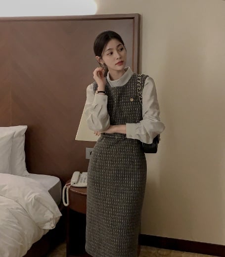  Váy gile với chất liệu dày dặn như vải dạ hoặc tweed là lựa chọn lý tưởng trong những ngày lạnh giá.