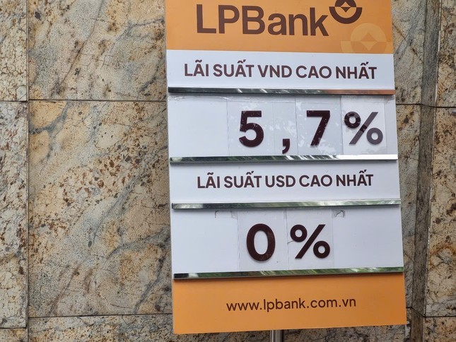   Ngân hàng LPBank là một trong 4 ngân hàng giảm lãi suất huy động đầu tháng 12 (ảnh: Ngọc Mai).