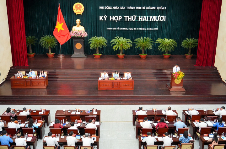  Toàn cảnh kỳ họp sáng 9/12 - Ảnh: Báo Tuổi Trẻ