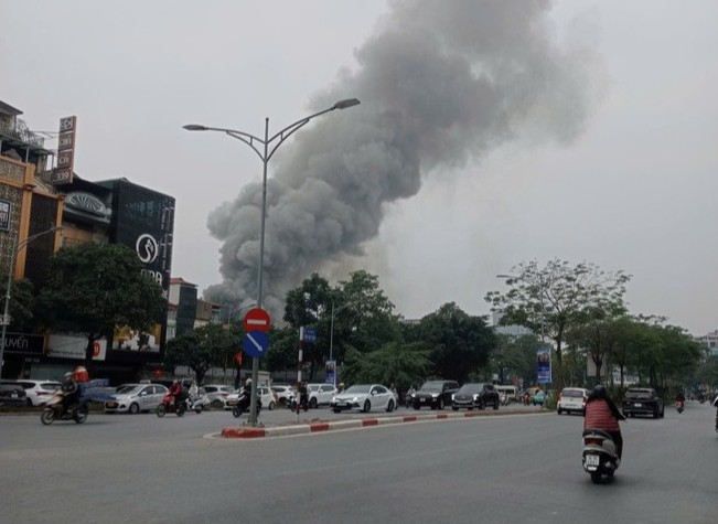  Hiện trường vụ cháy xưởng sửa chữa xe ô tô trên phố Võ Thị Sáu. Nguồn baogiaothong 