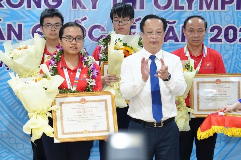  Học sinh dự kỳ thi Olympic Thiên văn và Vật lý thiên văn quốc tế nhận hoa và giấy khen từ Giám đốc Sở Giáo dục và Đào tạo Hà Nội, tháng 8/2024. Ảnh: Hanoi Edu