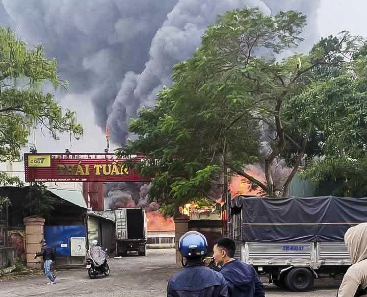  Một công ty tại Khu công nghiệp Hòa Xá, tỉnh Nam Định đang cháy dữ dội, khói đen mù mịt. Nhiều xe cứu hỏa được đưa đến hiện trường dập lửa - Ảnh: VietNamNet