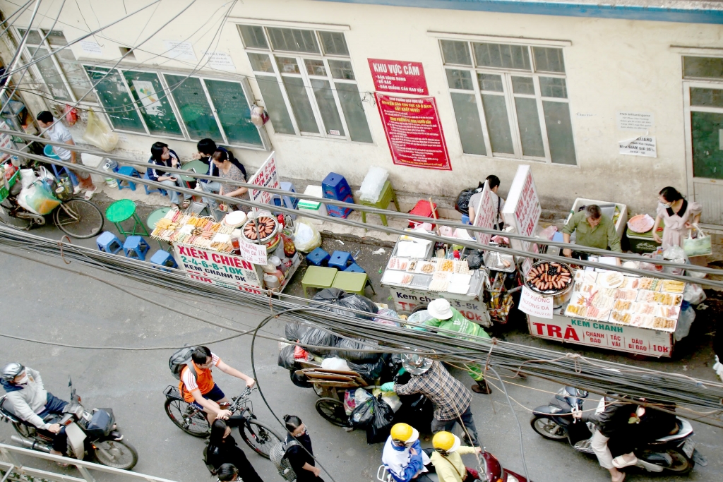  Hàng bán thức ăn vỉa hè của giới trẻ, tại 130 Xuân Thủy, quận Cầu Giấy, Hà Nội. Ảnh: Mộc Miên