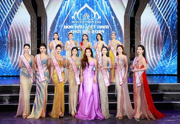   Chủ tịch Miss Vietnam Business Đặng Gia Bena - Chủ tịch kiêm Trưởng BTC cuộc thi cùng Top 5 và dàn người đẹp chiến thắng các hạng mục phụ. Ảnh: BTC