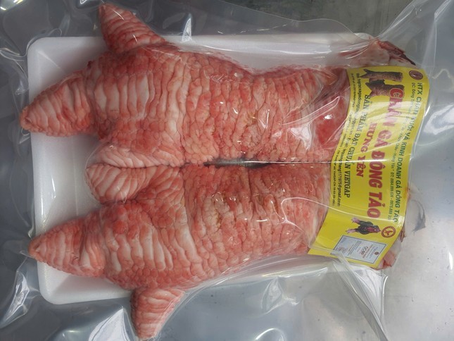  Cặp chân gà nặng 1,6 kg được bán với giá 2 triệu đồng.