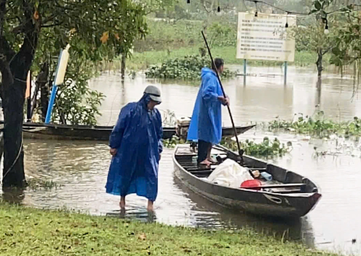  Lực lượng chức năng tìm thấy thi thể các nạn nhân bị lật ghe chết đuối trên sông Đầm - Ảnh: Báo Tuổi trẻ