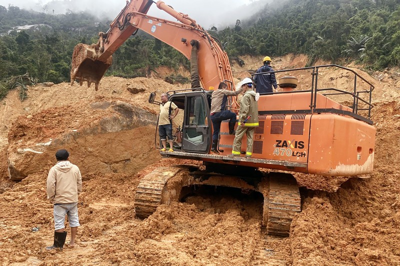   Công nhân cùng máy móc được huy động xử lý. Ảnh: N.X/Vietnamnet