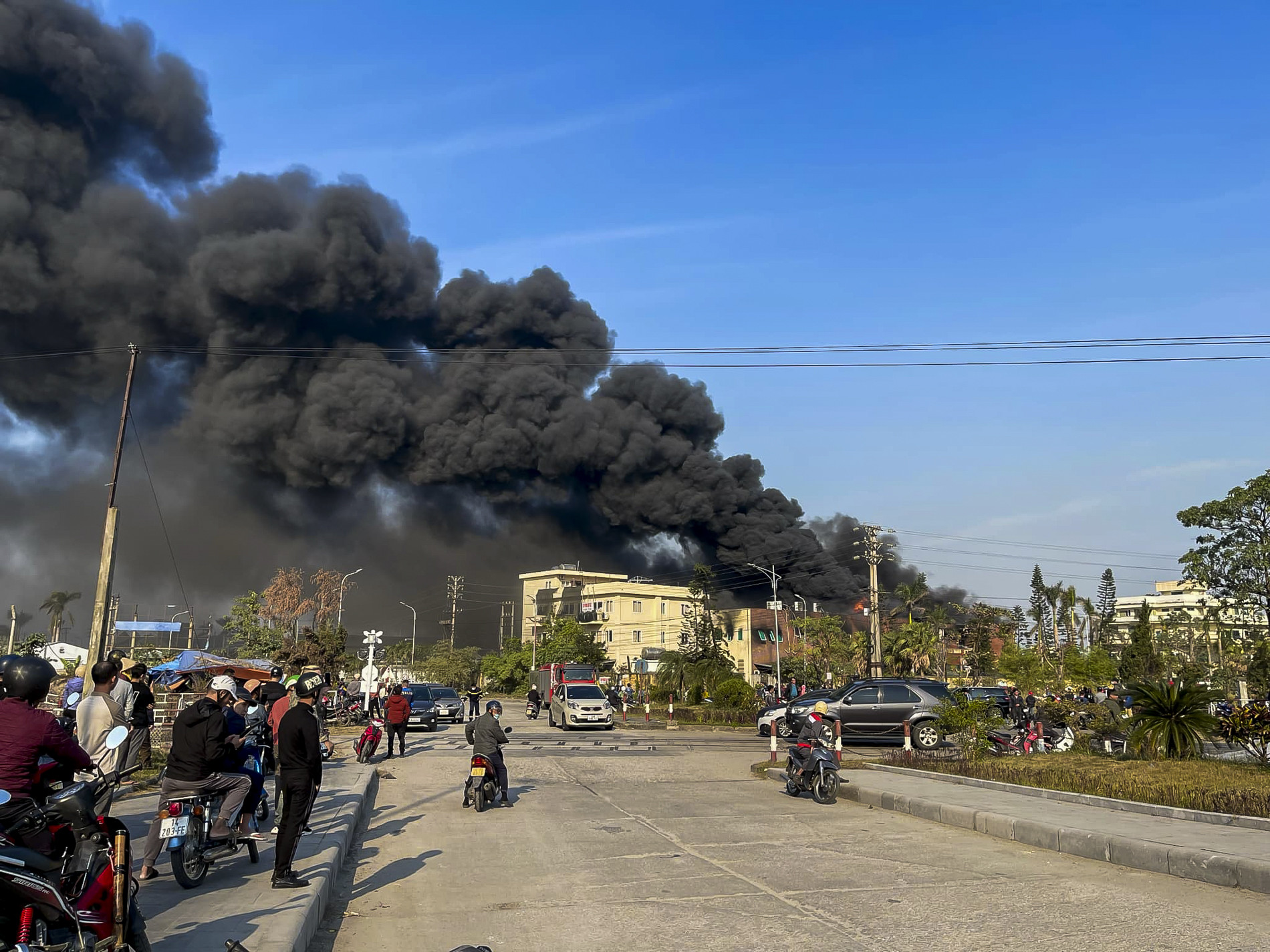  Chỉ trong thời gian ngắn, ngọn lửa đã bao trùm, cột khói cao hàng trăm mét - Ảnh: VietNamNet