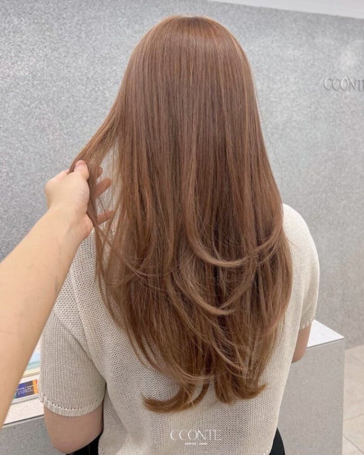 Kết hợp với một lớp trang điểm nhẹ nhàng, bạn đã đủ để trở nên nổi bật.