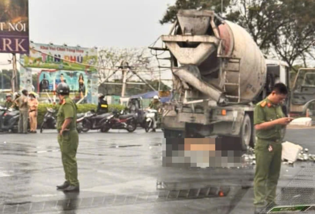  Do mưa lớn, việc khám nghiệm hiện trường gặp không ít khó khăn - Ảnh: Báo Người Lao Động