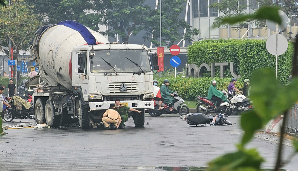  Hiện trường vụ tai nạn giữa xe bồn và xe máy khiến một người tử vong - Ảnh: Báo Giao Thông