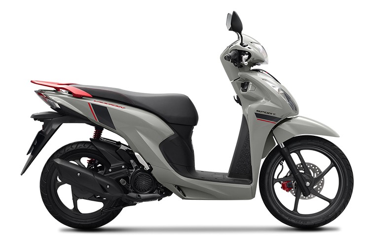  Honda Vision sở hữu chiều dài yên xe chỉ ở mức 670 mm, có thể hạn chế đôi chút không gian ngồi cho những người có chiều cao. 