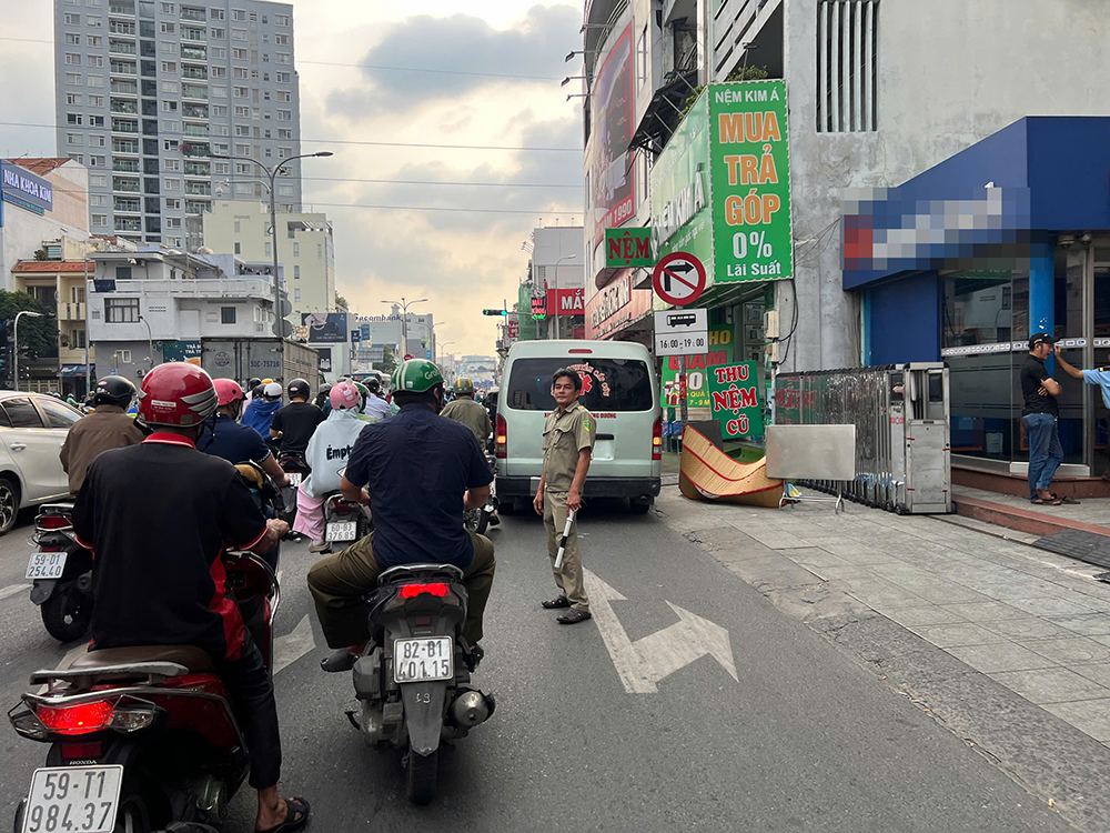  Cơ quan chức năng phong tỏa hiện trường để điều tra - Ảnh: VietNamNet