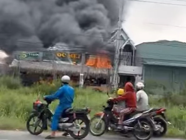  Đám cháy lớn khiến nhiều tài sản trong quán bị cháy rụi và hư hỏng nặng - Ảnh: Báo Dân Việt