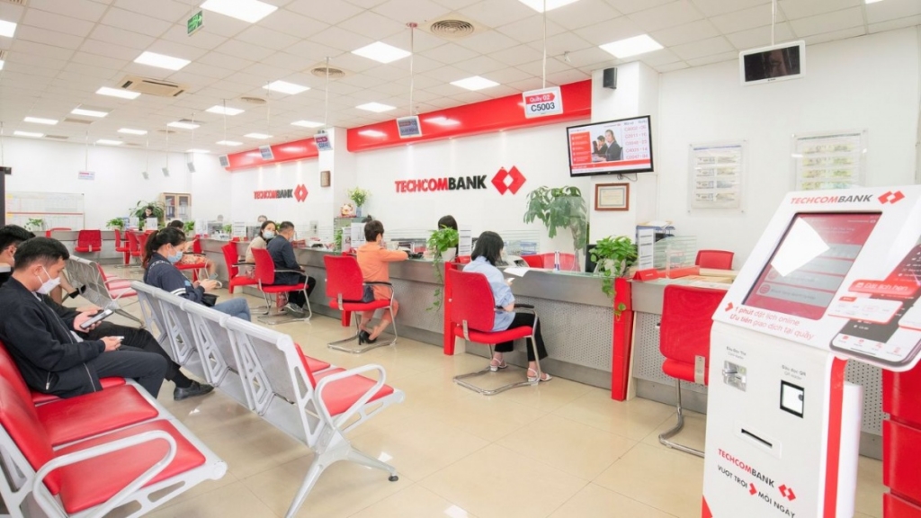  Khách hàng đến giao dịch ở Ngân hàng Techcombank. Ảnh: P.V