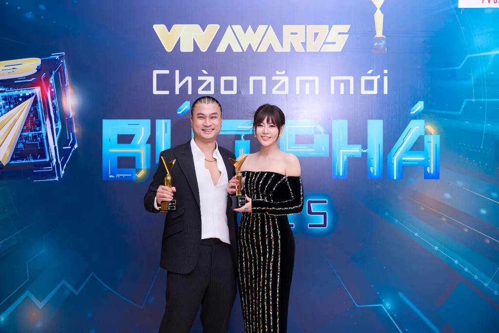  Diễn viên Thanh Hương và Duy Hưng nhận giải thưởng Ấn tượng VTV Awards 2024. Ảnh: NVCC