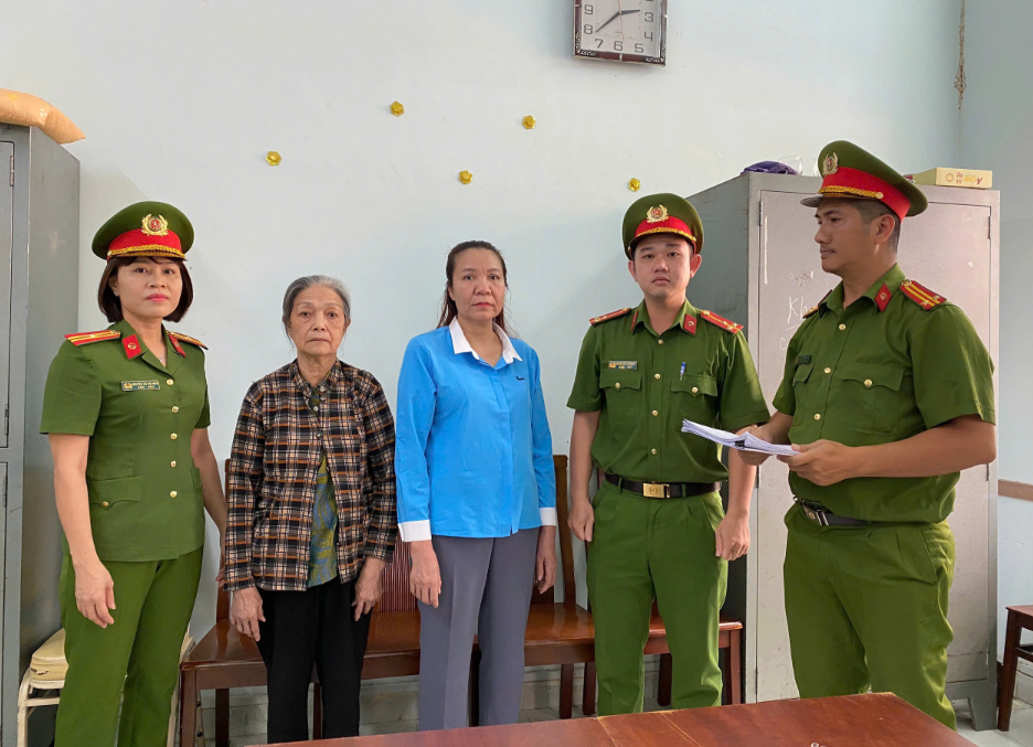  Công an khởi tố, bắt giam với bà Giáp Thị Sông Hương (bên phải) và cấm đi khỏi nơi cư trú với bà Trang Mỹ Nhanh (bên trái) - Ảnh: VietNam+