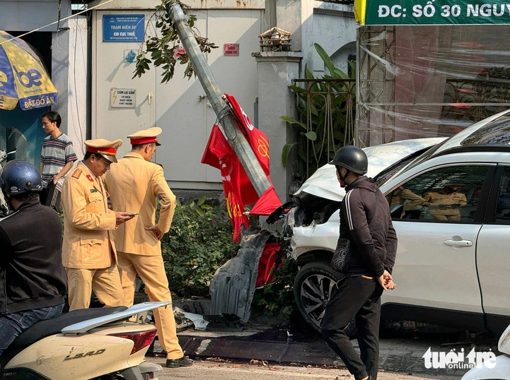  Ô tô tông liên hoàn hất văng hai cô gái trên đường Nguyễn Phong Sắc - Ảnh: Báo Tuổi Trẻ