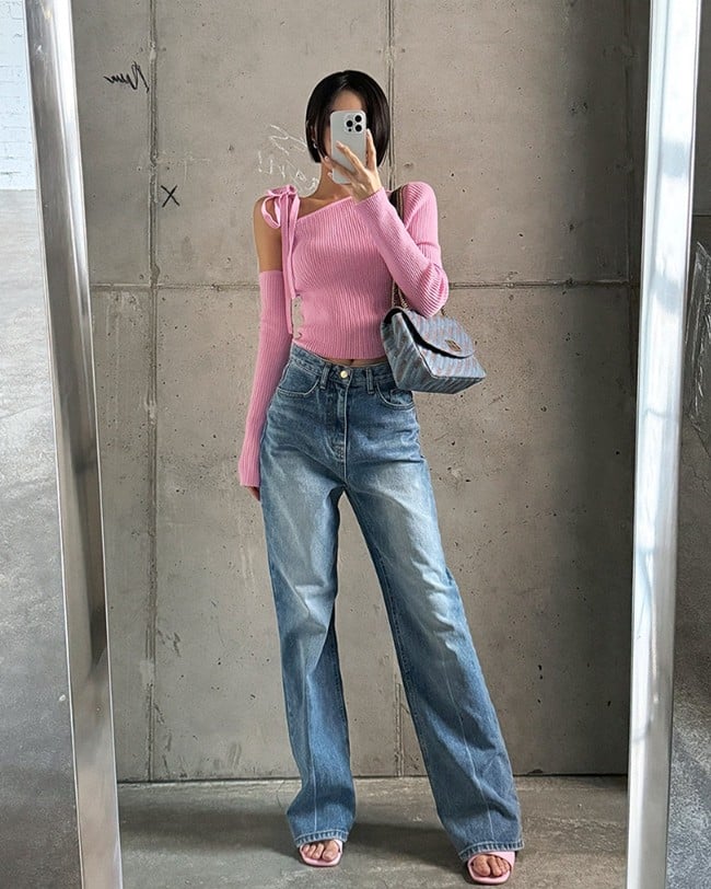  Để set đồ thêm chất chơi, quần jeans ống rộng là item hợp hơn cả so với các thiết kế điệu đà khác.