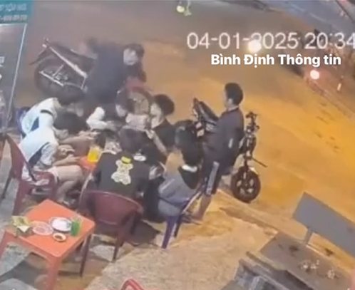  Người đàn ông đánh đập nam sinh lớp 7 khi em này đang ngồi chơi với nhóm bạn bên đường - Ảnh: Báo Tuổi Trẻ