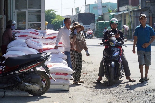  Gạo được bày ra đường bán với giá giảm 200.000 đồng/ bao loại 50 kg.