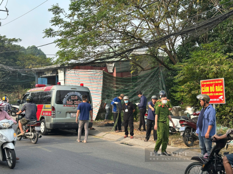  Xe cứu thương được điều động đến hiện trường để đưa thi thể người đàn ông về nhà xác - Ảnh: Báo Dân Việt