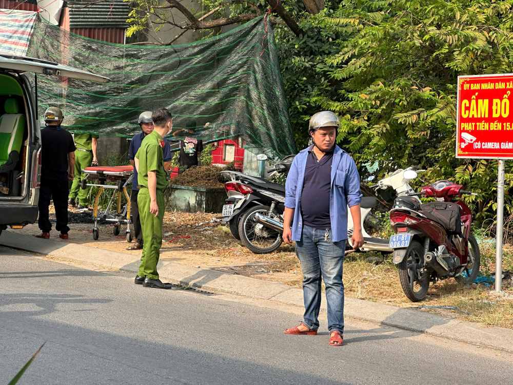  Công an phong tỏa hiện trường để điều tra vụ người đàn ông tử vong ở huyện Hóc Môn - Ảnh: Báo Lao Động