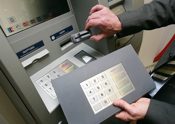  Thiết bị skimming như bàn phím, khe đọc thẻ giả mạo được kẻ gian gắn thêm lên ATM để đánh cắp thông tin thẻ, đồng thời đánh cắp mật khẩu. Ảnh: Master Debuit 